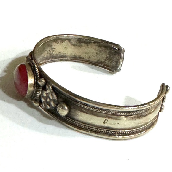 🥀 Vintage Carnelian Sterling Silver Balinese Cuff - Picture 5 of 7
